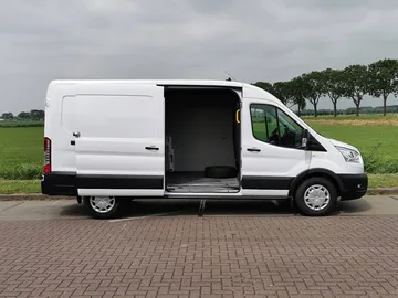 Vervoerder Bestelwagen Ford Transit in Antwerpen België