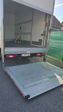 Vervoerder Vrachtwagen Ford Transit Truck with tail lift in Dilbeek België